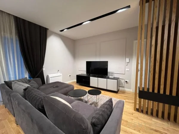 Tirane, jepet me qera apartament 1+1 Kati 1, 70 m² 700 € (Kopshti Botanik)