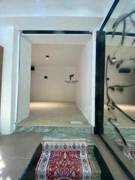 Tirane, jepet me qera dyqan Kati 0, 50 m² 600 € (Brryli)