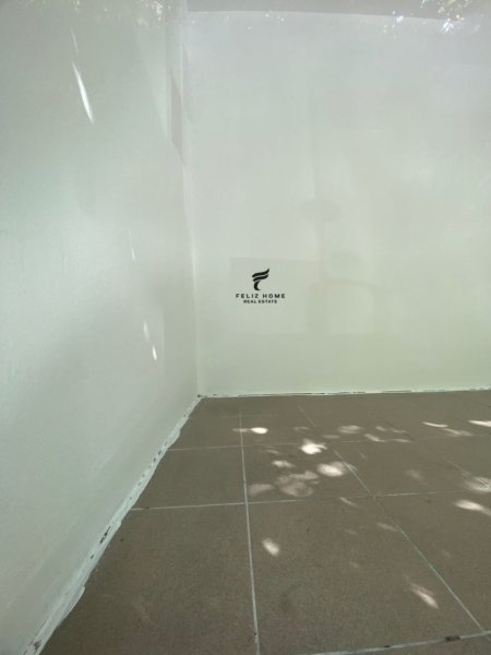 Tirane, jepet me qera dyqan Kati 0, 50 m² 600 € (Brryli)