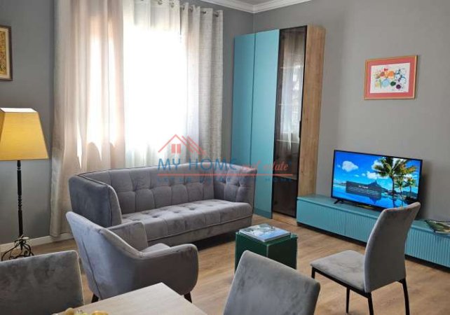 Tirane, jepet me qera apartament 1+1+Ballkon Kati 3, 65 m² 65 € (Pazari i Ri)