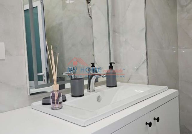 Tirane, jepet me qera apartament 1+1+Ballkon Kati 3, 65 m² 65 € (Pazari i Ri)