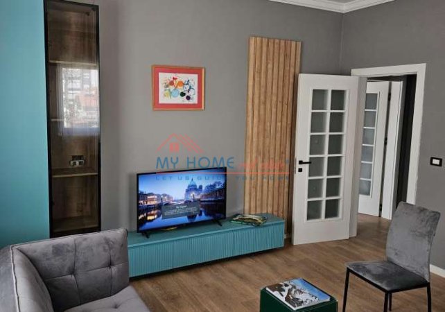 Tirane, jepet me qera apartament 1+1+Ballkon Kati 3, 65 m² 65 € (Pazari i Ri)