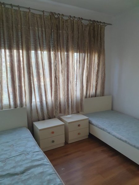 Tirane, jepet me qera apartament 3+1+Ballkon Kati 1, 120 m² 800 € (Rruga Frosina Plaku)