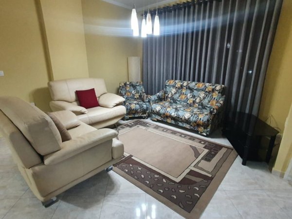 Tirane, jepet me qera apartament 3+1+Ballkon Kati 1, 120 m² 800 € (Rruga Frosina Plaku)