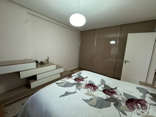 Tirane, jepet me qera apartament 2+1 Kati 5, 92 m² 700 € (LIQENI ARTIFICIAL)