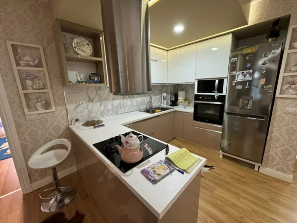 Tirane, jepet me qera apartament 2+1 Kati 5, 92 m² 700 € (LIQENI ARTIFICIAL)