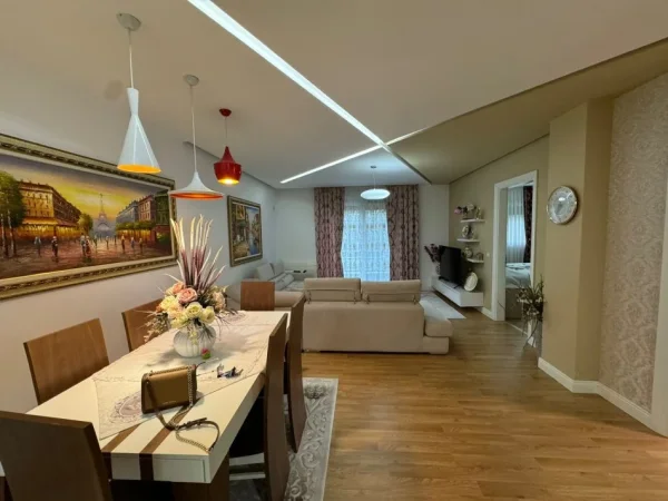 Tirane, jepet me qera apartament 2+1 Kati 5, 92 m² 700 € (LIQENI ARTIFICIAL)