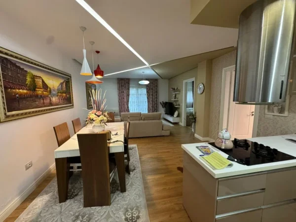 Tirane, jepet me qera apartament 2+1 Kati 5, 92 m² 700 € (LIQENI ARTIFICIAL)