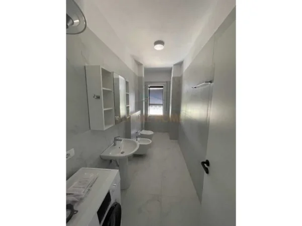 Tirane, jepet me qera apartament 2+1 Kati 2, 111 m² 440 € (KAMEZ)