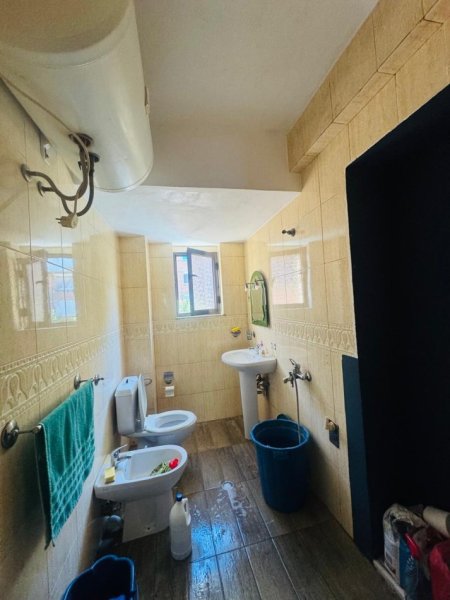 Tirane, jepet me qera apartament 2+1+Ballkon Kati 2, 90 m² 700 € (myslym shyr , perballe neranxit)