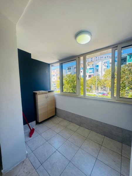 Tirane, jepet me qera apartament 2+1+Ballkon Kati 2, 90 m² 700 € (myslym shyr , perballe neranxit)