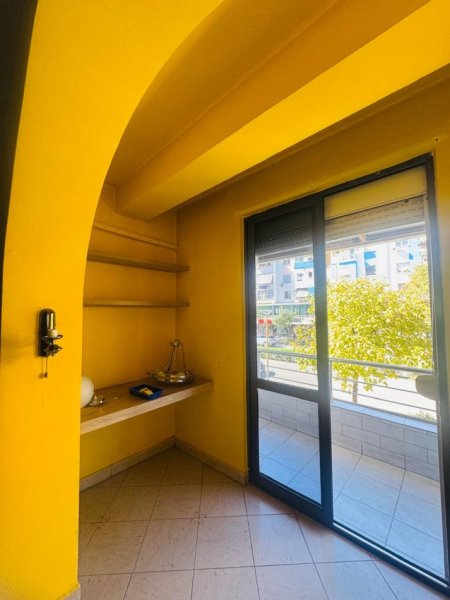 Tirane, jepet me qera apartament 2+1+Ballkon Kati 2, 90 m² 700 € (myslym shyr , perballe neranxit)