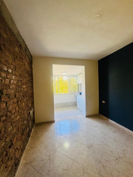 Tirane, jepet me qera apartament 2+1+Ballkon Kati 2, 90 m² 700 € (myslym shyr , perballe neranxit)