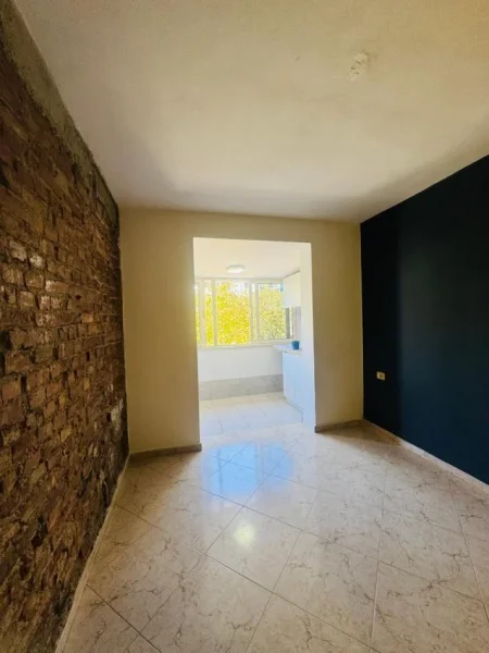 Tirane, jepet me qera apartament 2+1+Ballkon Kati 2, 90 m² 700 € (myslym shyr , perballe neranxit)