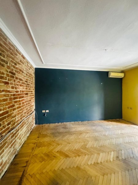 Tirane, jepet me qera apartament 2+1+Ballkon Kati 2, 90 m² 700 € (myslym shyr , perballe neranxit)