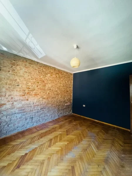 Tirane, jepet me qera apartament 2+1+Ballkon Kati 2, 90 m² 700 € (myslym shyr , perballe neranxit)
