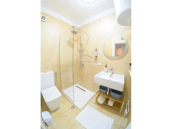 Tirane, jepet me qera apartament 2+1 Kati 3, 90 m² 800 € (Rruga e Barrikadave)