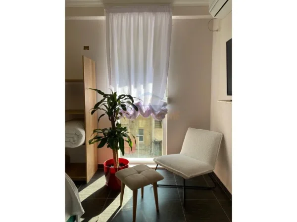 Tirane, jepet me qera apartament 2+1 Kati 3, 90 m² 800 € (Rruga e Barrikadave)