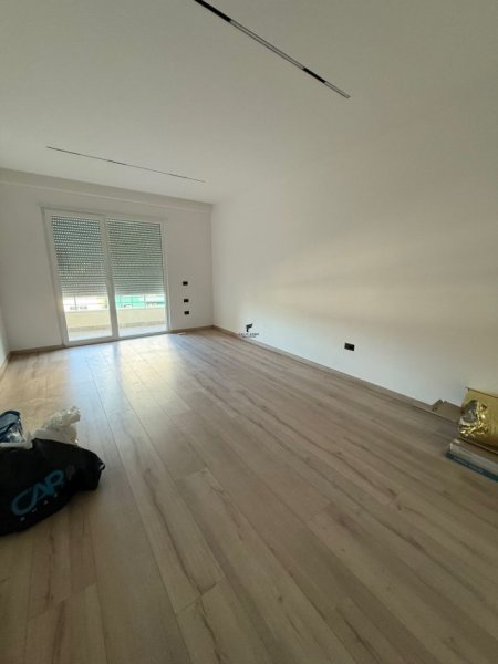 Tirane, jepet me qera zyre Kati 8, 70 m² 700 € (Komuna e Parisit)
