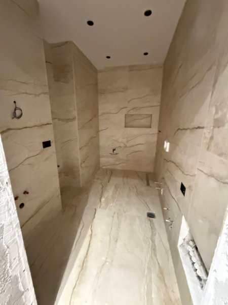 Tirane, jepet me qera zyre Kati 8, 70 m² 700 € (Komuna e Parisit)