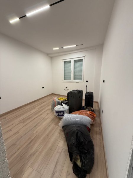 Tirane, jepet me qera zyre Kati 8, 70 m² 700 € (Komuna e Parisit)