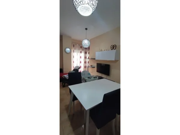 Tirane, jepet me qera apartament 1+1 Kati 1, 60 m² 450 € (FRESK)