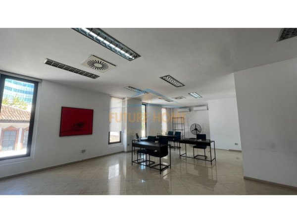 Tirane, jepet me qera ambjent biznesi Kati 1, 66 m² 1.000 € (Torre Drini Center)