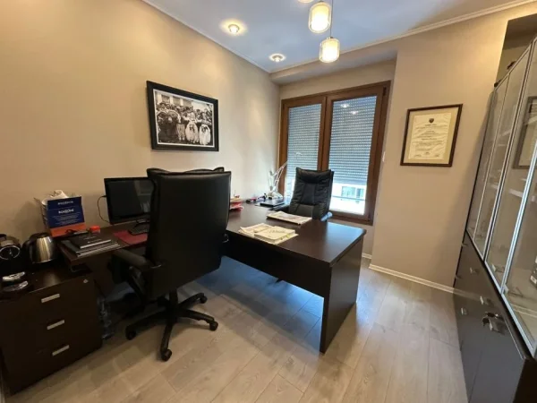 Tirane, jepet me qera zyre Kati 7, 100 m² 2.000 € 