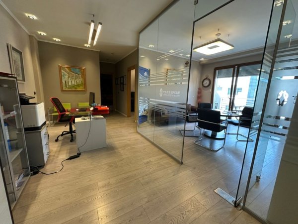 Tirane, jepet me qera zyre Kati 7, 100 m² 2.000 € 
