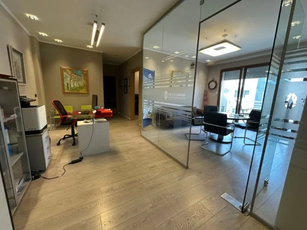 Tirane, jepet me qera zyre Kati 7, 100 m² 2.000 € 