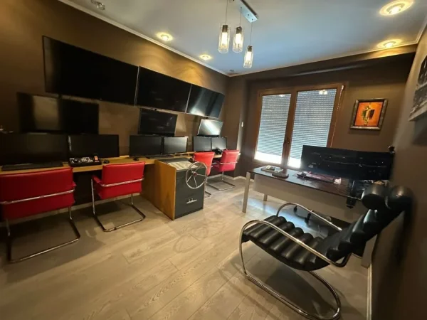 Tirane, jepet me qera zyre Kati 7, 100 m² 2.000 € 