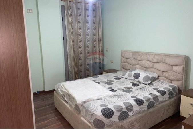Tirane, jepet me qera apartament 1+1+Ballkon , 60 m² 530 € (Rruga Hamdi Sina)