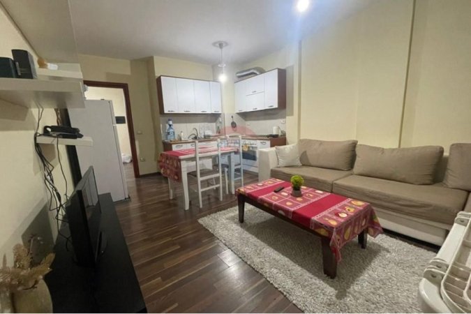 Tirane, jepet me qera apartament 1+1+Ballkon , 60 m² 530 € (Rruga Hamdi Sina)