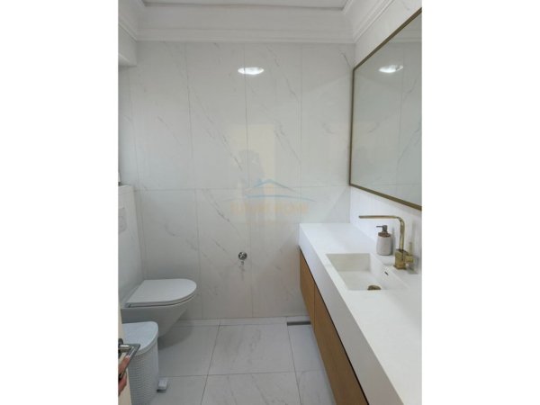 Tirane, jepet me qera ambjent biznesi Kati 2, 130 m² 2.000 € 