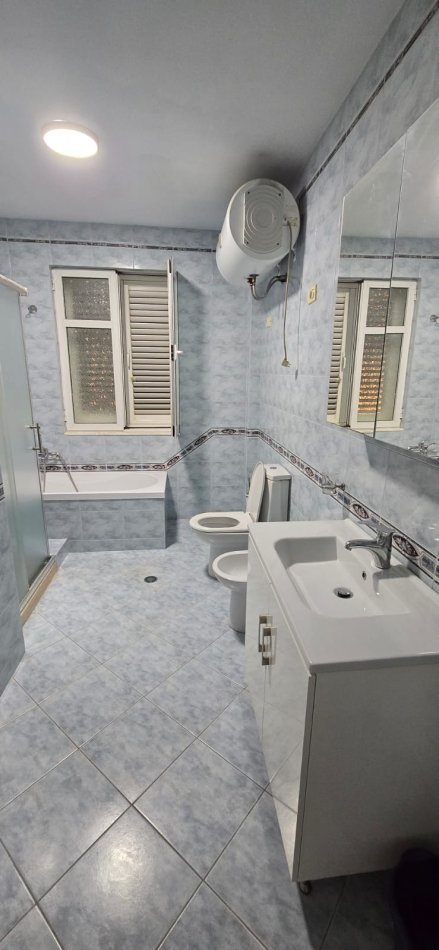 Tirane, jepet me qera Vile 3+1+Ballkon Kati 3, 130 m² 700 € (RRUGA MAHMUD DACI, VILAT GJERMANE, SAUK)