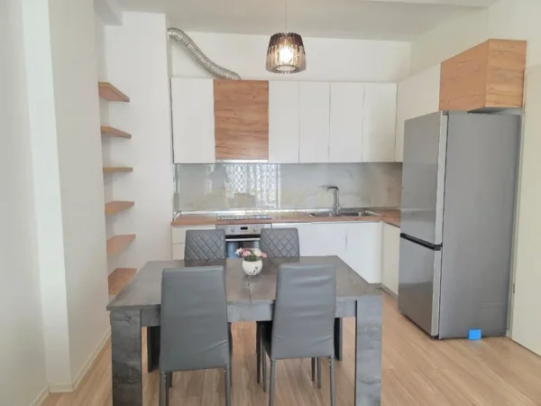 Tirane, jepet me qera apartament 2+1 Kati 2, 86 m² 750 € (Rruga Muhamet Gjollesha)