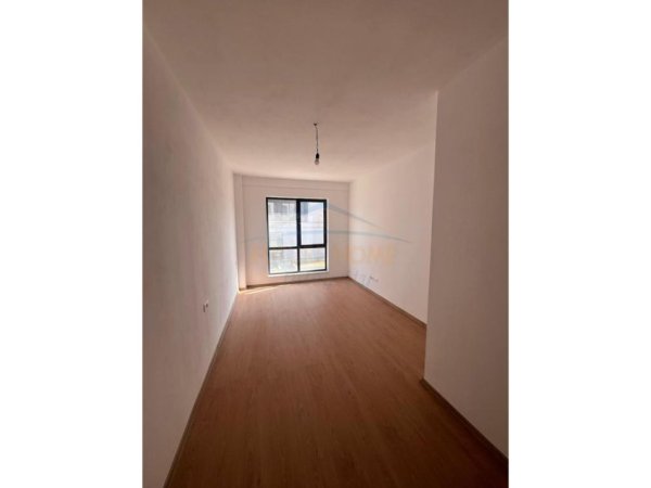 Tirane, shitet apartament 3+1+2 Kati 2, 136 m² 190.148 € (Rruga 5 Maji)