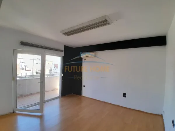 Tirane, jepet me qera apartament 2+1 Kati 2, 110 m² 800 € (Sheshi Willson , Rruga Zef Jubani)