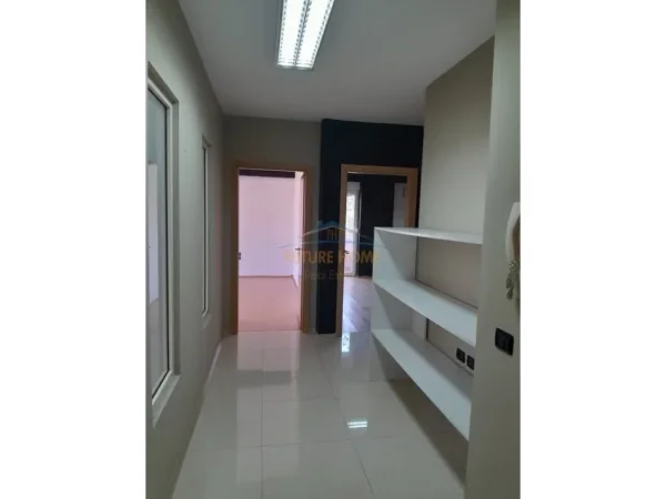 Tirane, jepet me qera apartament 2+1 Kati 2, 110 m² 800 € (Sheshi Willson , Rruga Zef Jubani)