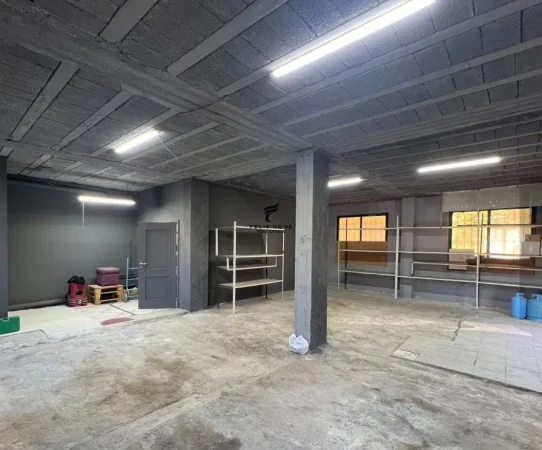 Tirane, jepet me qera magazine Kati 0, 120 m² 900 € (Laprake)