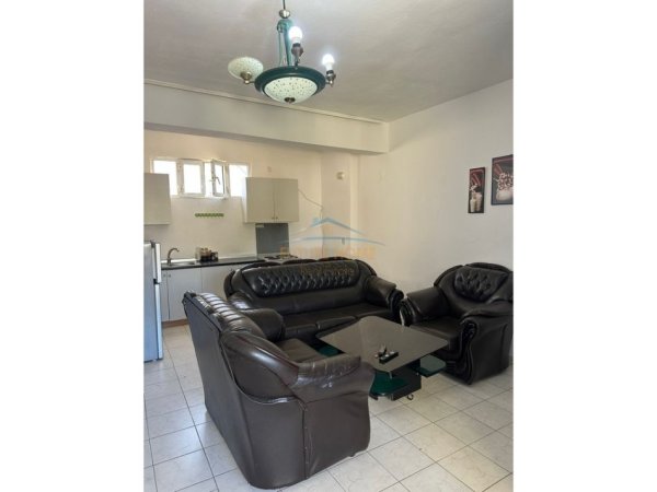 Tirane, jepet me qera apartament 2+1 Kati 2, 106 m² 460 € (Rruga Riza Cerova)