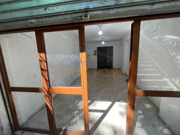 Tirane, jepet me qera ambjent biznesi Kati 0, 52 m² 600 € (Rruga Ferit Xhajko)