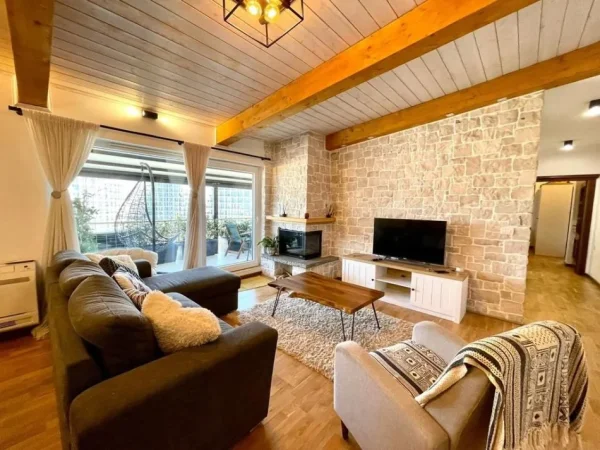 Tirane, jepet me qera apartament 2+1 Kati 9, 144 m² 1.200 € (Liqeni Artificial)