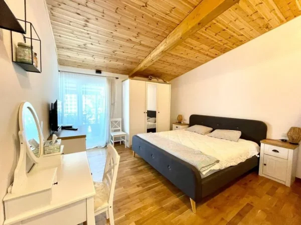 Tirane, jepet me qera apartament 2+1 Kati 9, 144 m² 1.200 € (Liqeni Artificial)