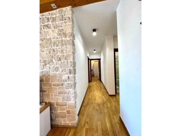 Tirane, jepet me qera apartament 2+1 Kati 9, 144 m² 1.200 € (Liqeni Artificial)