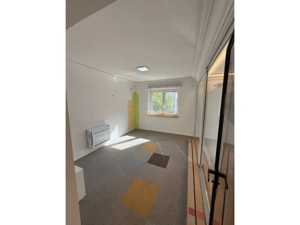 Tirane, jepet me qera zyre Kati 2, 130 m² 2.000 € (ZOGU I ZI)