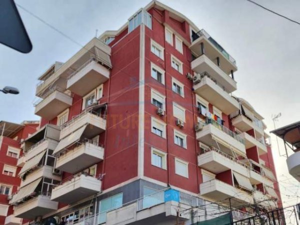 Tirane, shitet dyqan Kati 0, 19 m² 42.000  (Rr. Zallit)