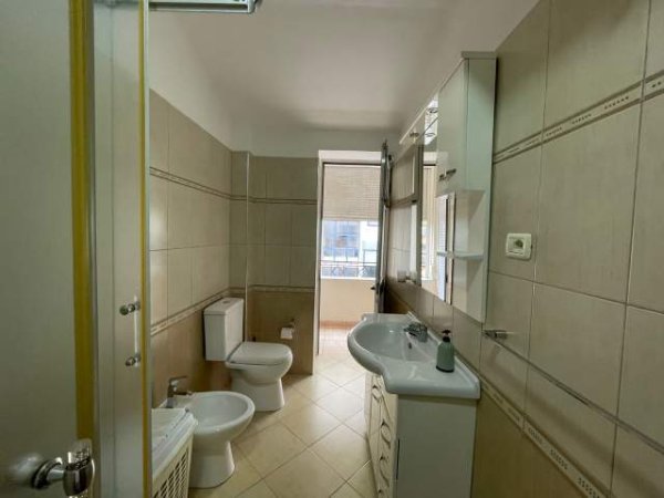 Tirane, jepet me qera apartament 2+1+BLK Kati 2, 103 m² 500 Euro (Libri Universitar)