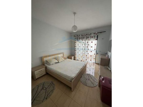 Tirane, jepet me qera apartament 4+1 Kati 4, 72 m² 400 Euro (Unaza e Re)