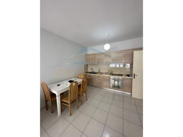 Tirane, jepet me qera apartament 4+1 Kati 4, 72 m² 400 Euro (Unaza e Re)